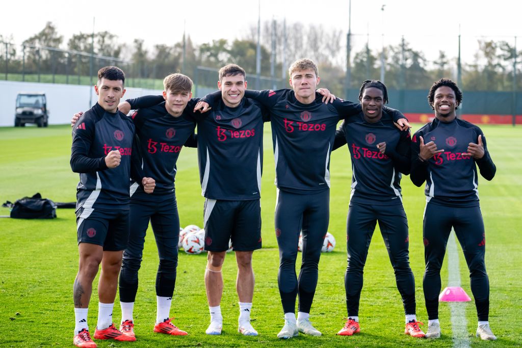 MANCHESTER, ENGLAND - OCTOBER 23: Lisandro Martinez, Sam Mather, Manuel Ugarte, Rasmus Hojlund, Habeeb Ogunneye and Tyrell Malacia of Manchester United pose for a photo during the UEFA Europa League 2024/25 League Phase MD3 training and press conference at Carrington Training Ground on October 23, 2024 in Manchester, England. (Photo by Ash Donelon/Manchester United via Getty Images)