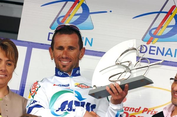 Jimmy Casper (Saur - Sojasun) with the winner's trophy.