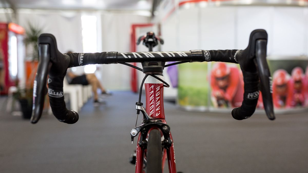Only the brake cables come away from the bars