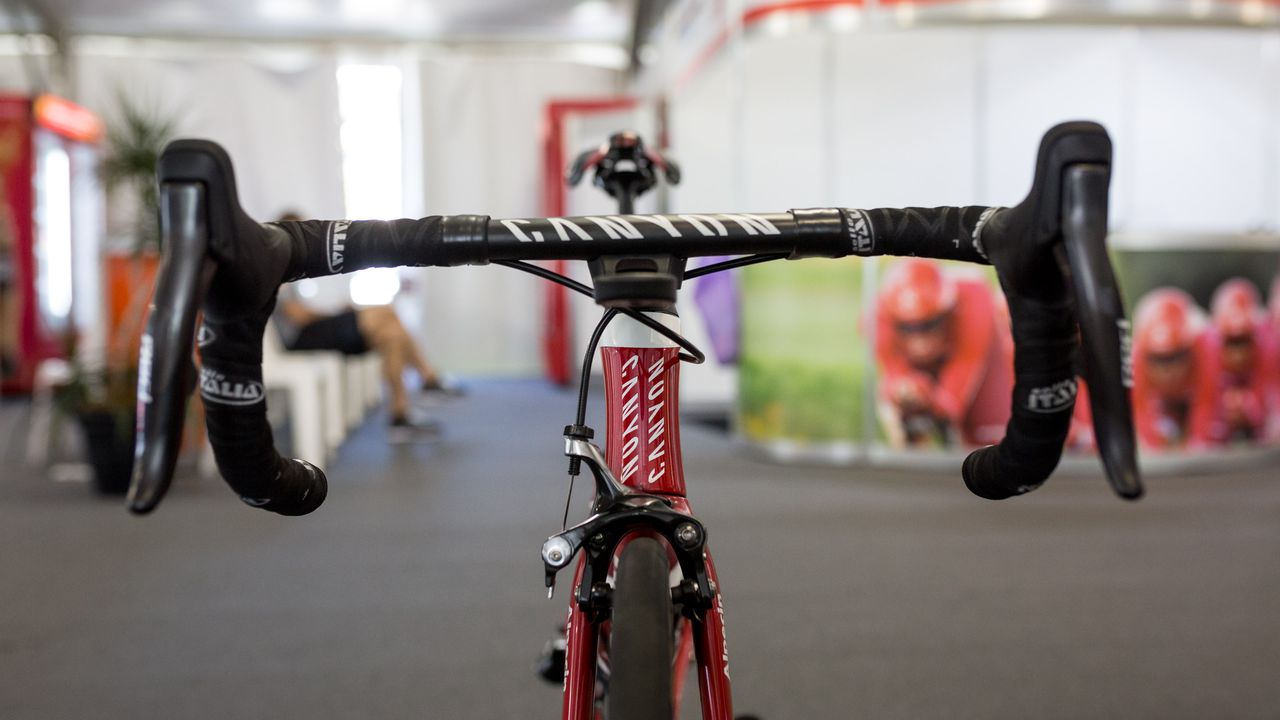Only the brake cables come away from the bars