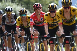 Sepp Kuss sits between Primož Roglič and Jonas Vingegaard at the Vuelta a Espana