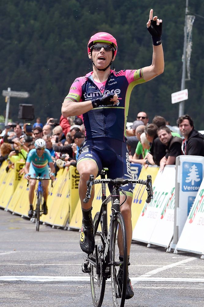 Rui Costa (Lampre-Merida) takes the stage 6 win.