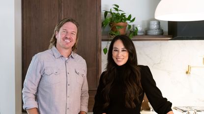 joanna and chip gaines in kitchen from fixer upper with houseplant