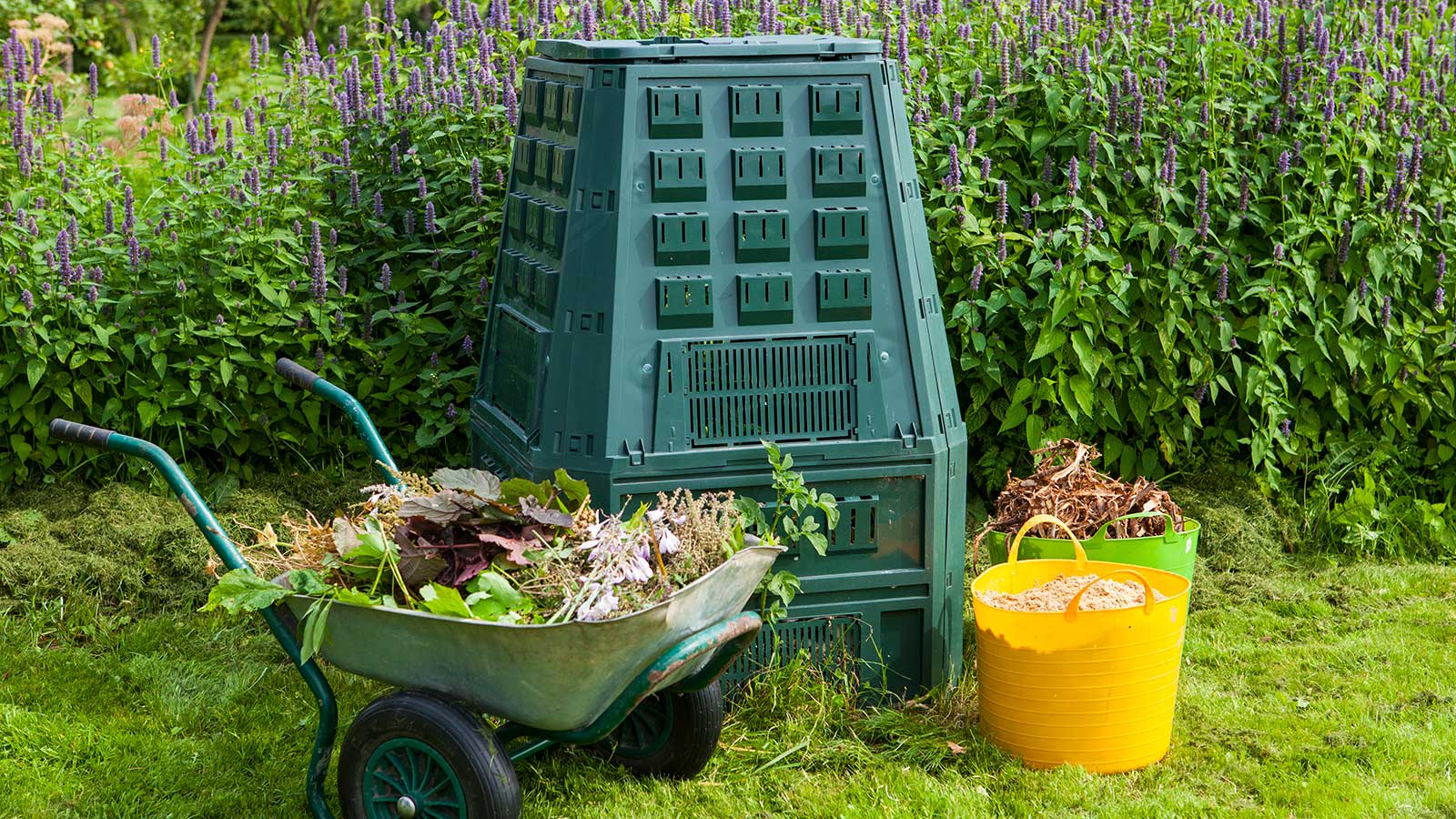 Trash bin was full so I made a DIY wheelbarrow while gardening