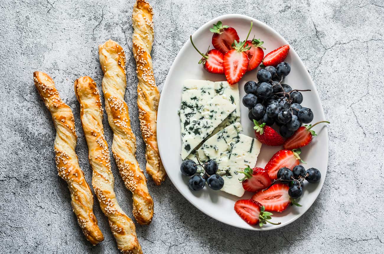 Blue cheese, fruit and cheese straws