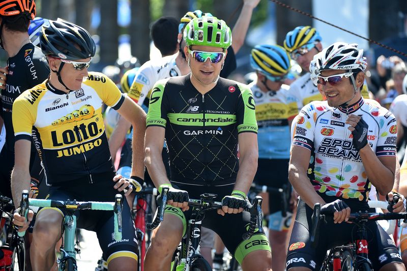 Robert Gesink, Ted King and Fred Rodriguez on the start line having a chat