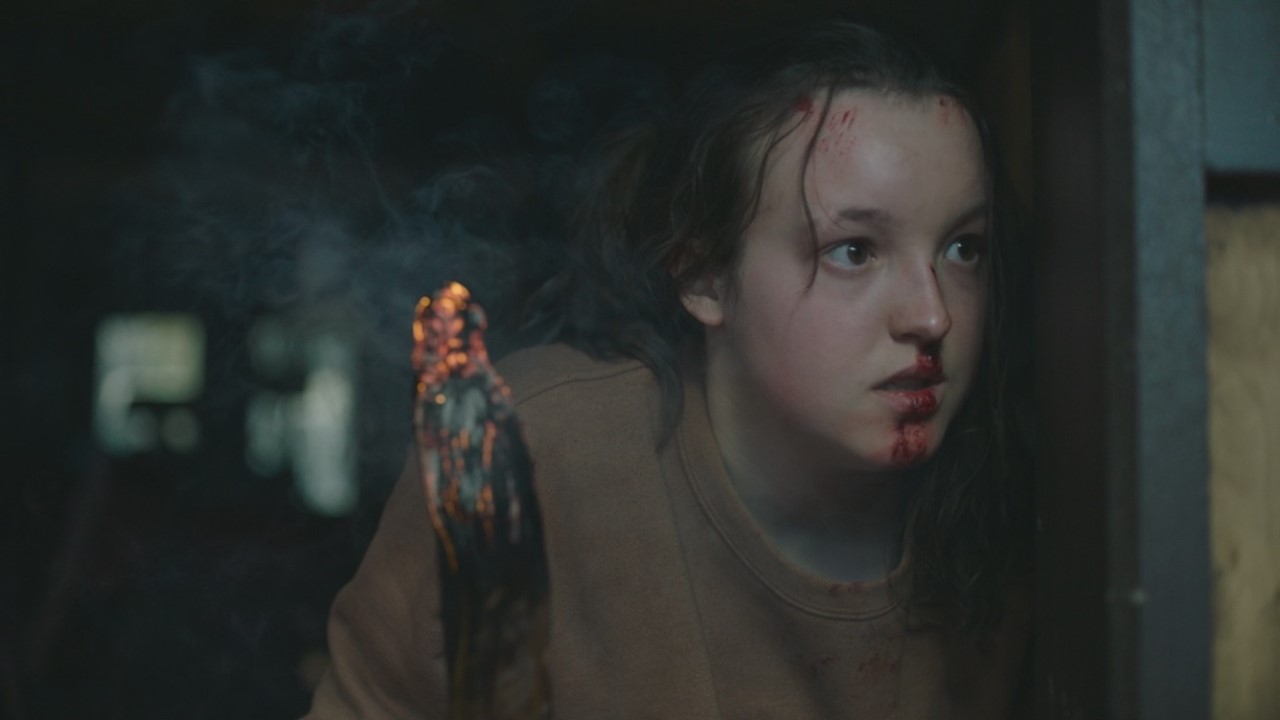 Ellie sosteniendo un tronco en llamas en The Last of Us de HBO