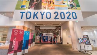 Banner med påskriften Tokyo 2020 over indgangsparti