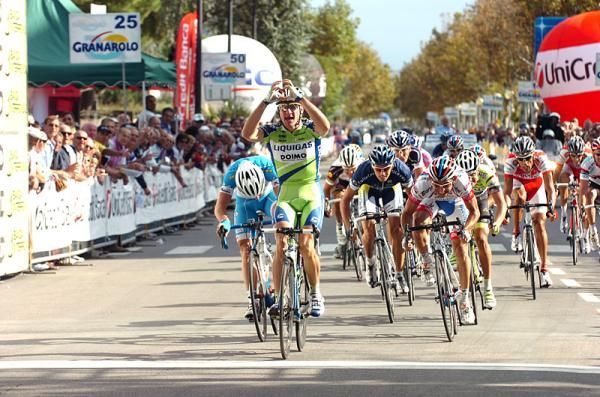 Neo-pro Elia Viviani (Liquigas - Doimo) won the Memorial Marco Pantani from a 22-rider group.