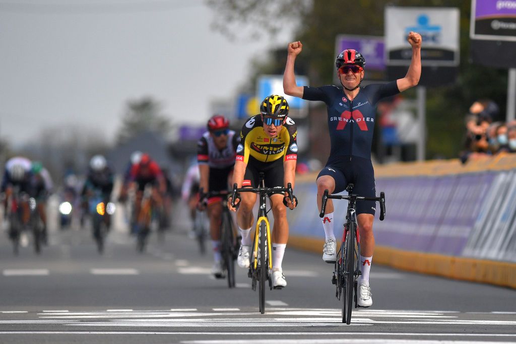 Tom Pidcock beats Wout van Aert in the 2021 Brabantse Pijl