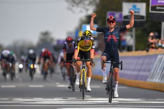 Tom Pidcock sprints to win at De Brabantse Pijl