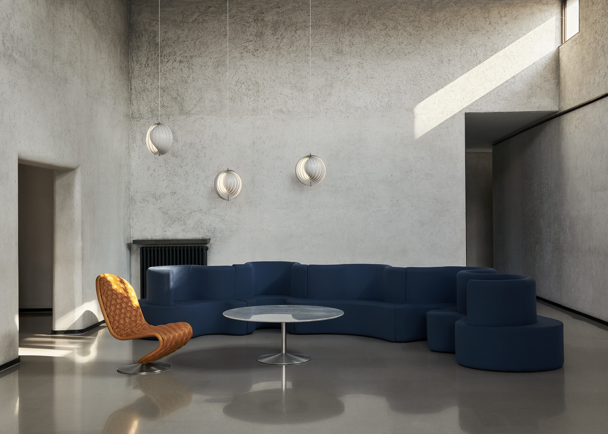 131394A236A155B944 featuring System 1-2-3 Lounge Deluxe, Cloverleaf Sofa, Moon Pendant. Brand: Verpan, design by Verner Panton.
