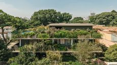 111 House _ Rodrigo Oliveira _ Isay Weinfeld, a S&atilde;o Paulo house engulfed in greenery on all levels, nature takes over