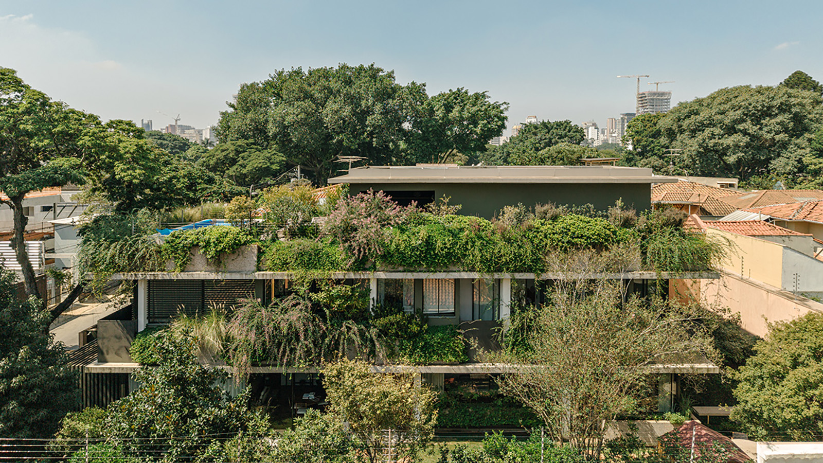111 House _ Rodrigo Oliveira _ Isay Weinfeld, a S&atilde;o Paulo house engulfed in greenery on all levels, nature takes over