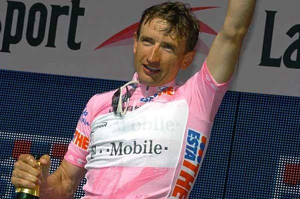 Serguei Gonchar (T-Mobile) salutes the crowd