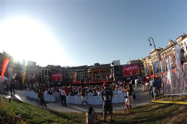 Sunshine greeted the teams and the world's press at the presentation ahead of the 2012 Vuelta