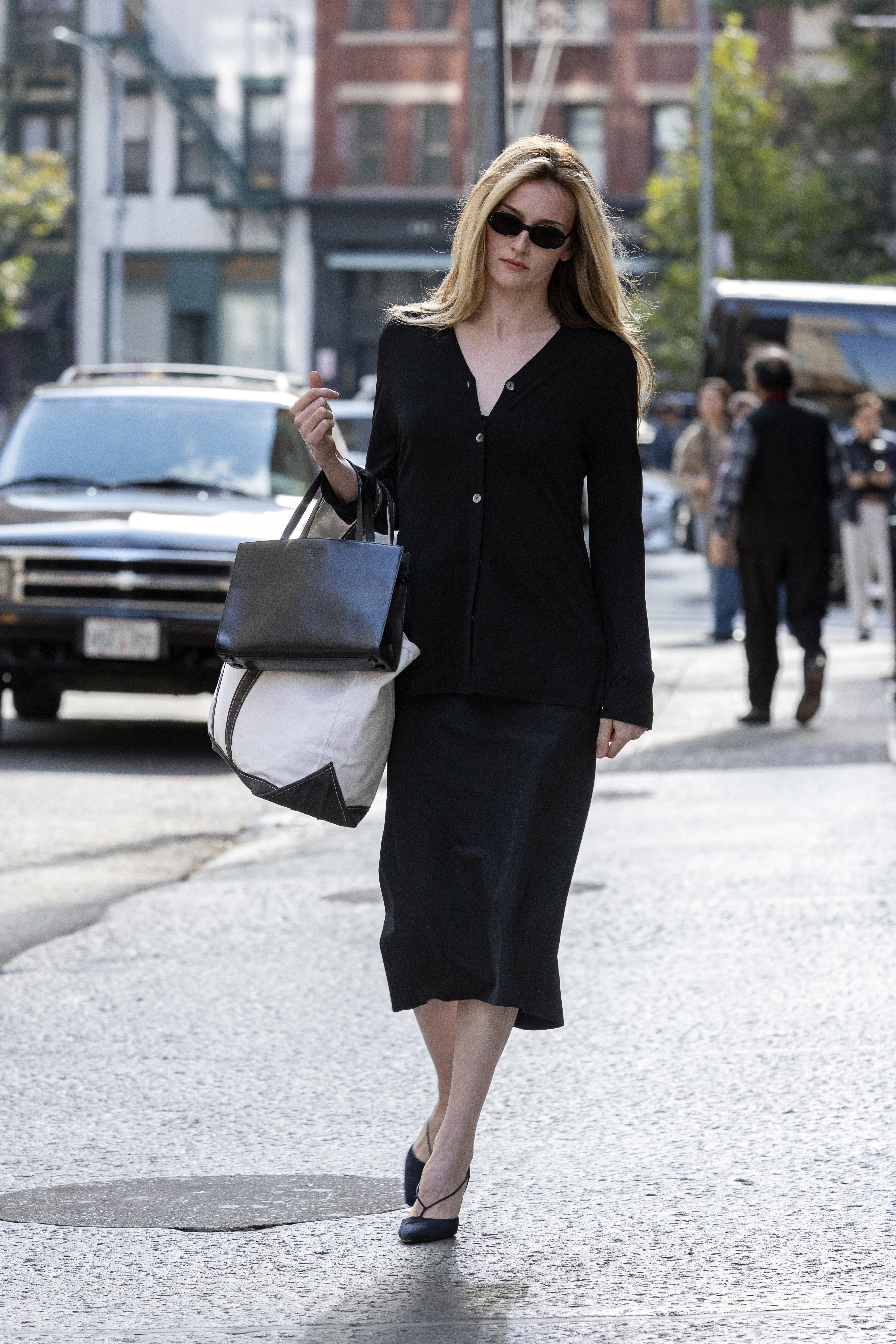Carolyn Bessette-Kennedy in FX's Love Story carrying an L.L. Bean Boat and Tote bag.