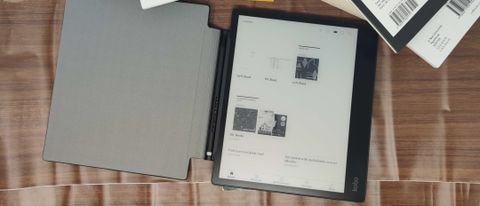 The Kobo Elipsa 2E along with its Sleep Cover and Stylus 2