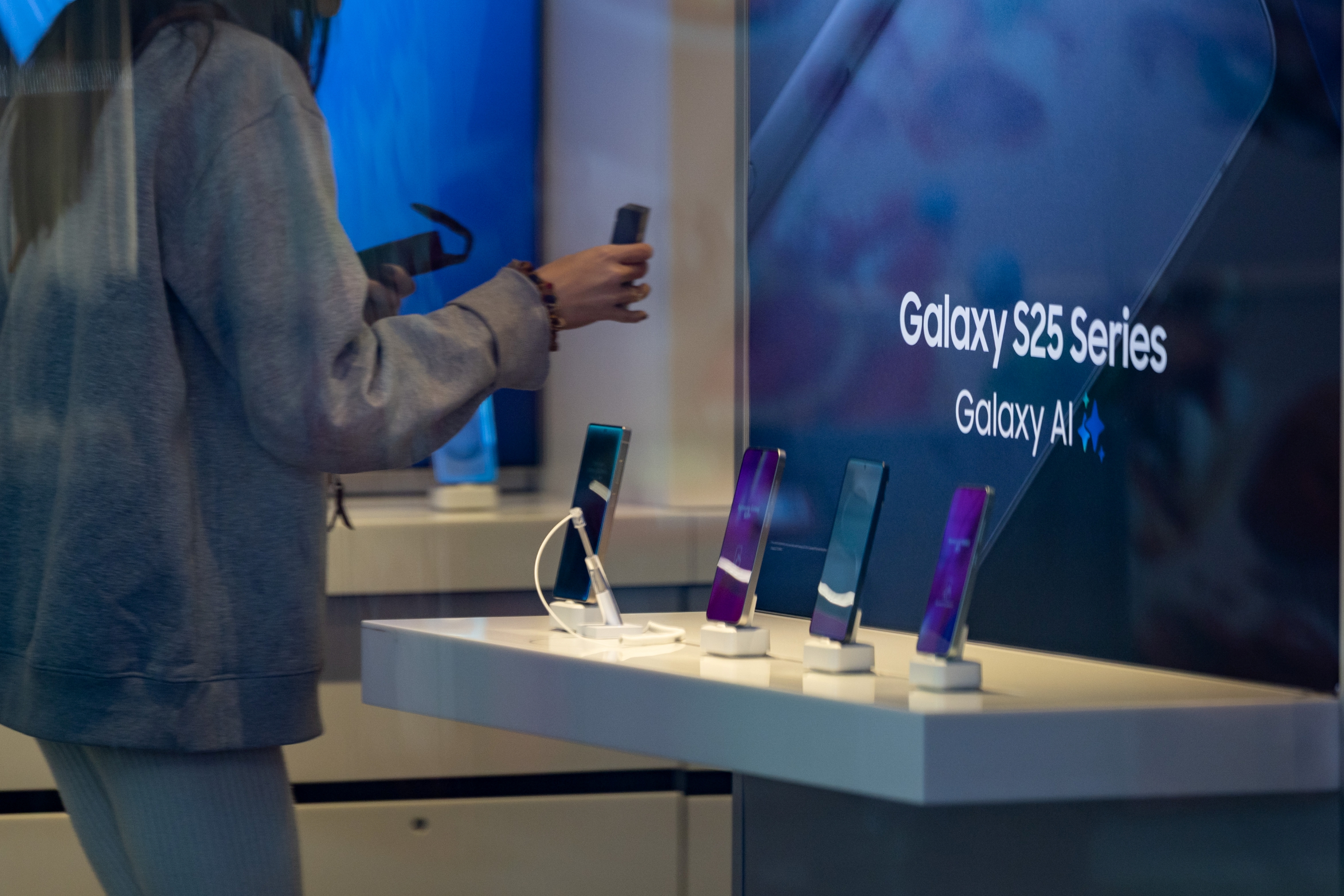 A shopper examines a new Samsung Galaxy S25 phone.