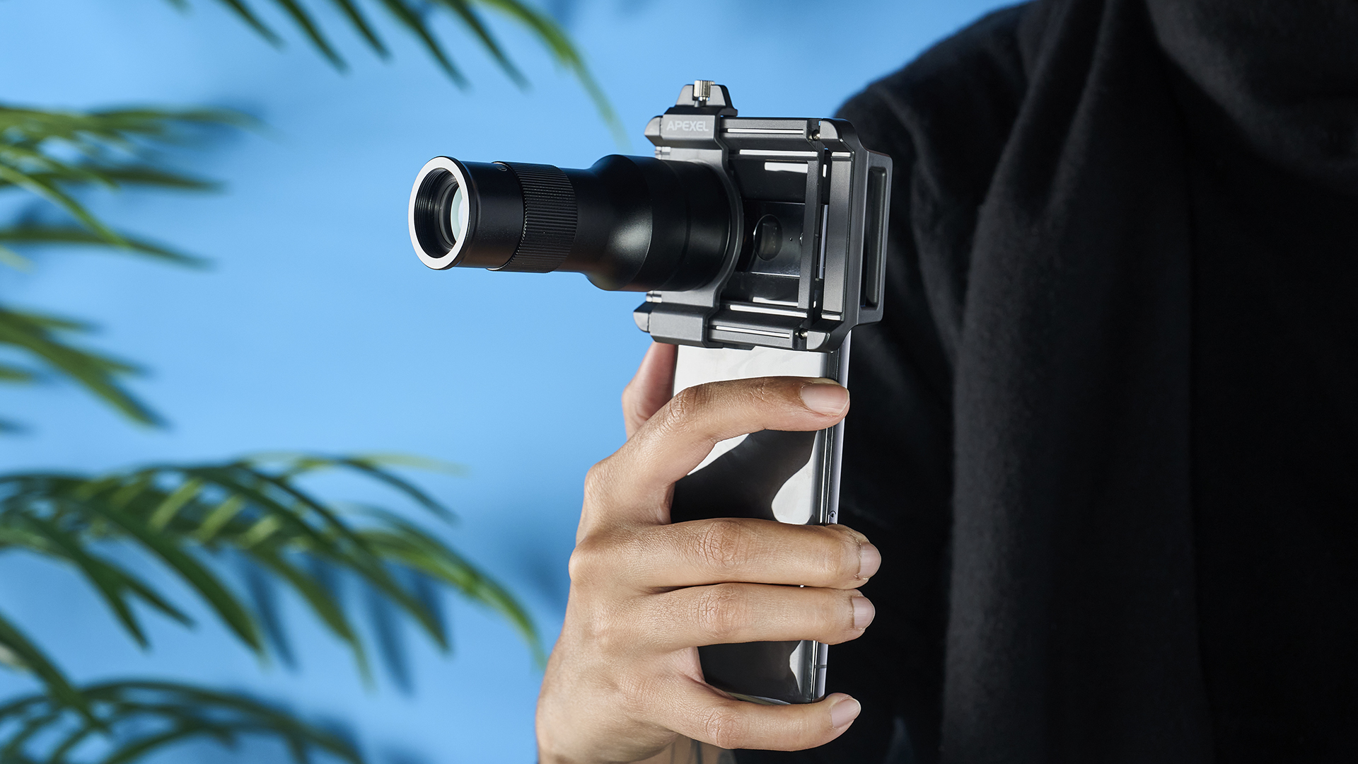 An Apexel TM6 TeleMacro lens for smartphones