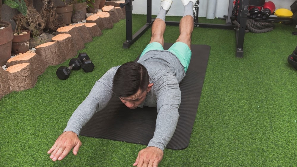 How to do the Superman exercise to strengthen your core, back and ...
