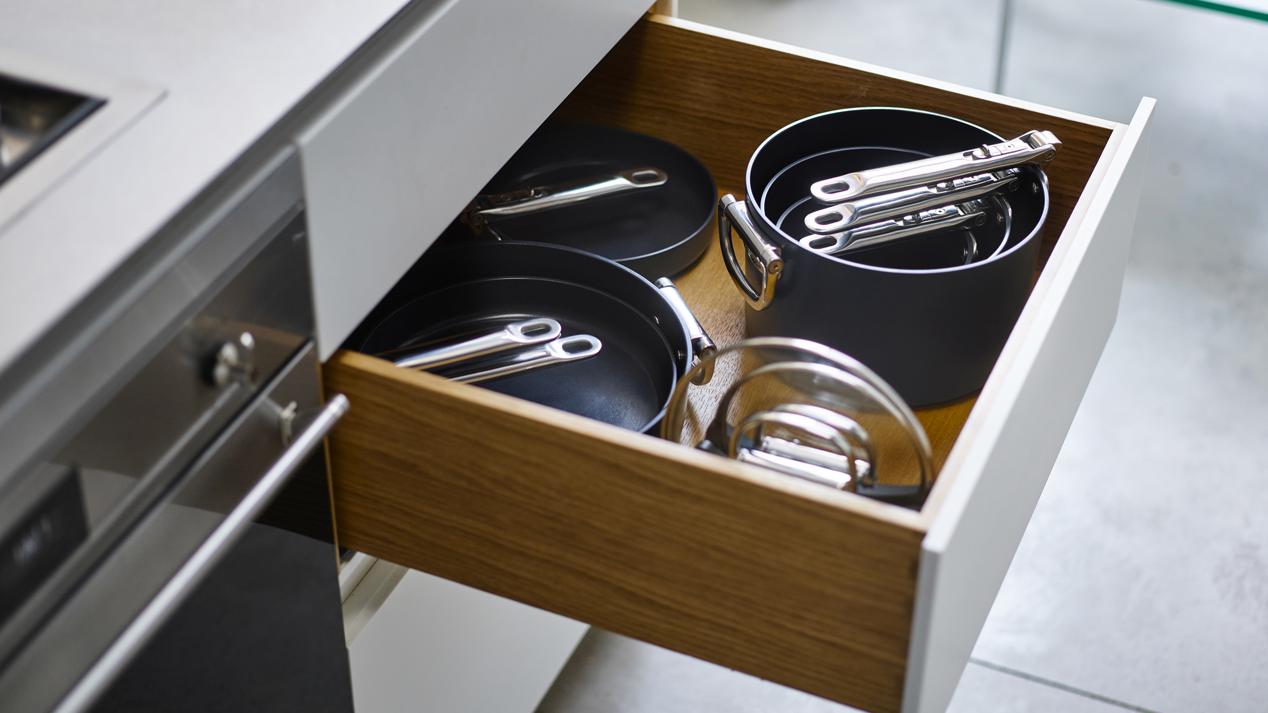 Foldable cookware that can be stored in a drawer