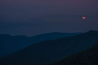 Photographer Shreenivasan Manievannan captured this amazing view of the Blue Moon full moon over Table Rock Mountain in South Carolina early on July 31, 2015.