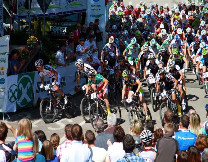 The start of the elite men's race at the Marlene Sunshine Race