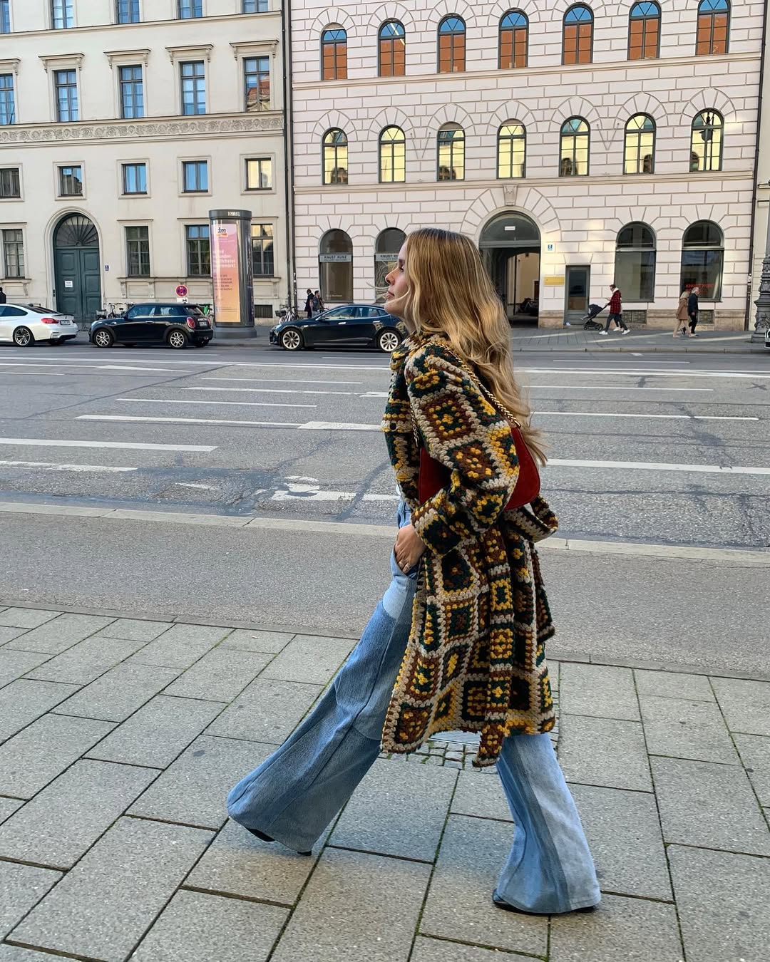 Woman wearing long, baggy jeans fall denim trend 2025.
