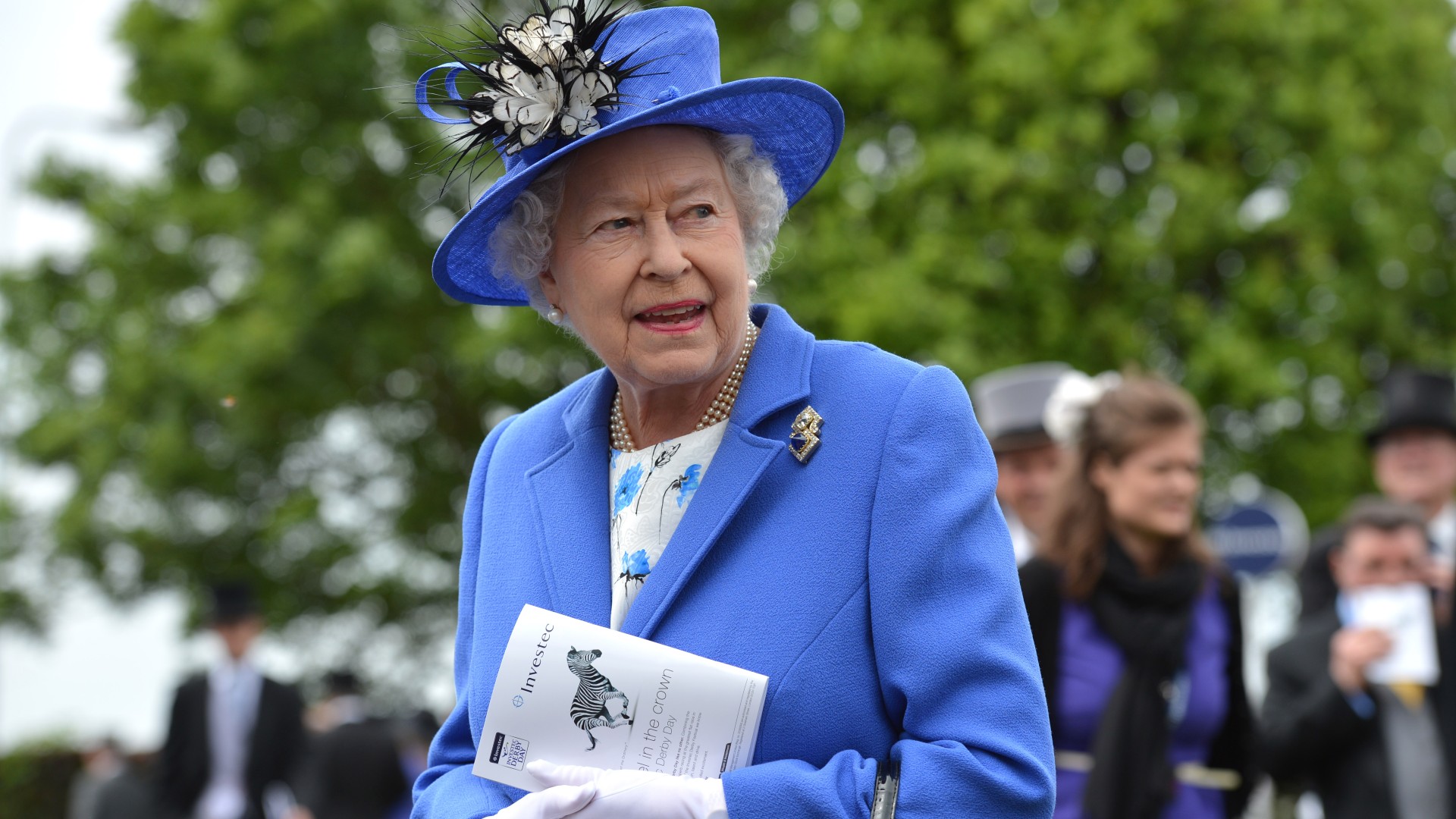 Královna Alžběta II. si prohlíží koně v přehlídkovém kruhu před závodem Diamond Jubilee Coronation Cup na Derby Day 2. června 2012