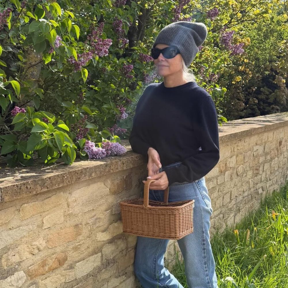 Minimalists Agree—Knitwear Looks Chicest With This '90s Jeans Trend