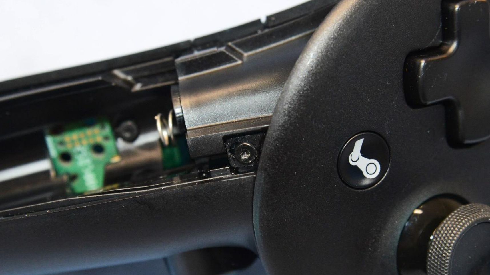 We now have teardown pics of the Steam Frame controller and it looks like it could be pretty repairable