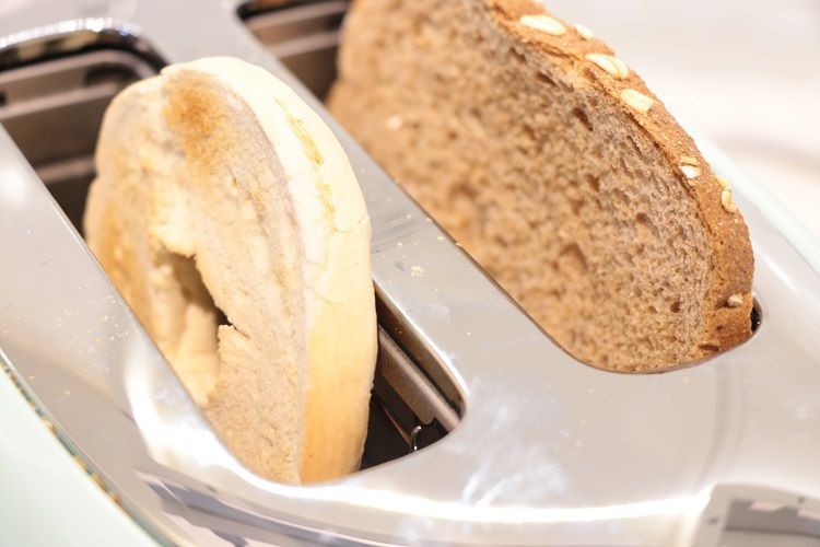 SMEG 2 Slice image: The 1.5-inch slots can easily fit a thick bagel slice.