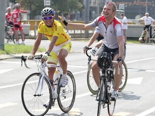 Overall winner Artur Kr&oacute;l (l) was the toast of the group at the finish.