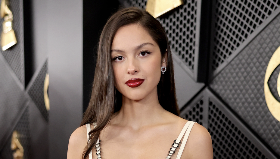 olivia rodrigo attends the 2024 grammys wearing a pierced gown and ombre red lipstick