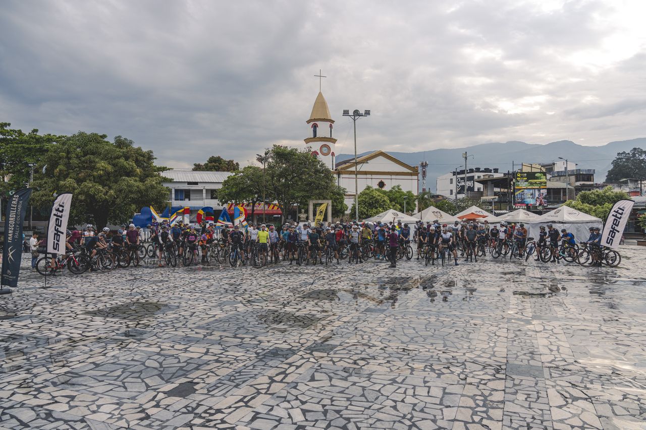 All the eight-day stage riders posed for a photo before stage 6, the shortest day with 65 kilometres
