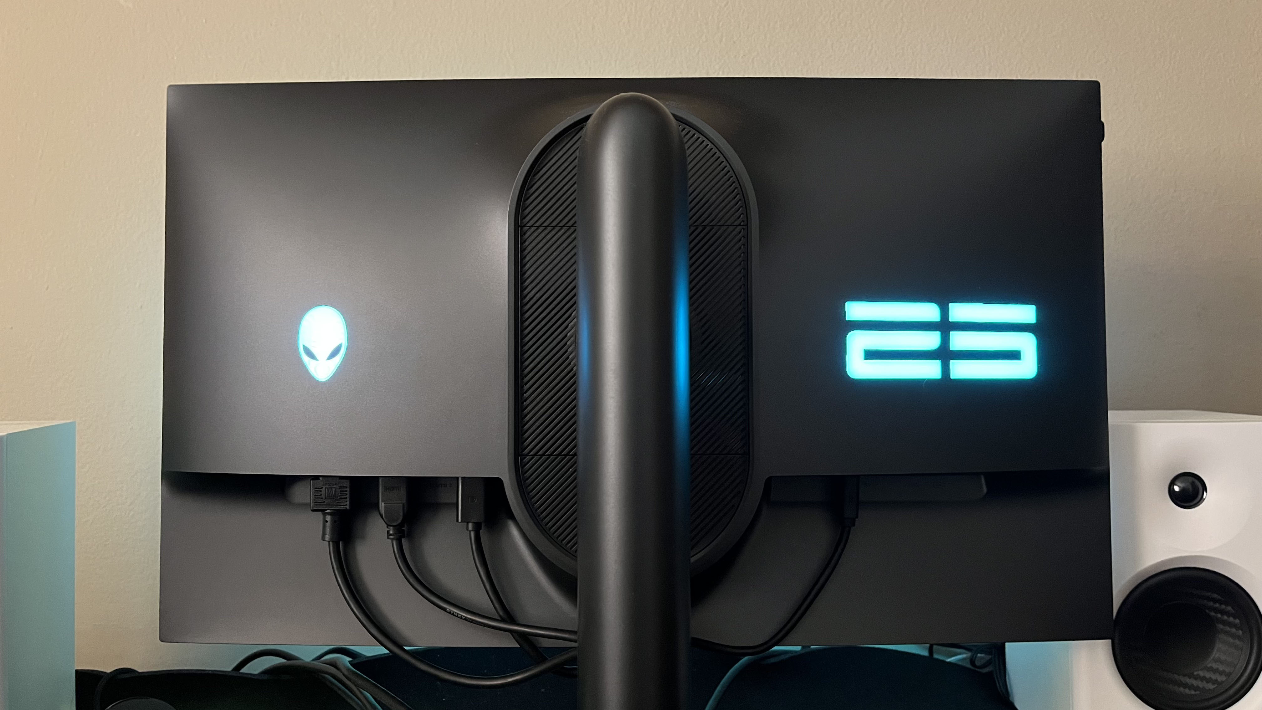 Alienware AW2524H 500 Hz em uma mesa de pé