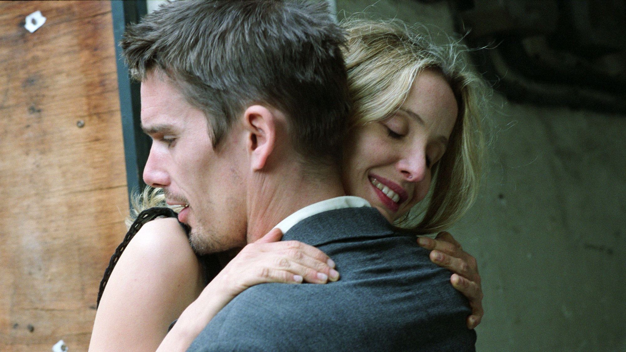 Ethan Hawke and Julie Delpy hug in Before Sunset
