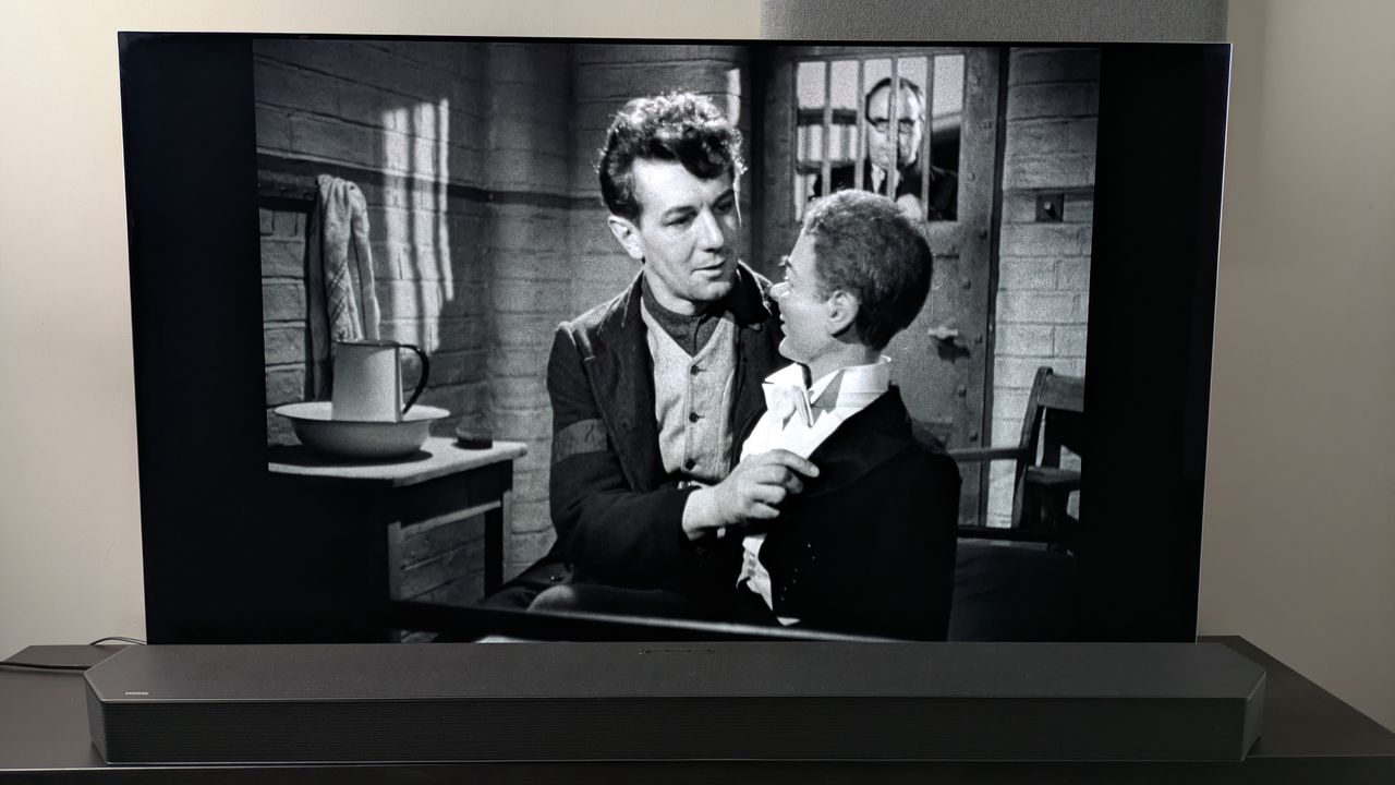 A shot of Maxwell and his dummy Hugo from the Dead of Night (1945) 4K Blu-ray on the LG G5 screen