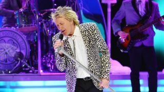 Rod Stewart crooning on stage