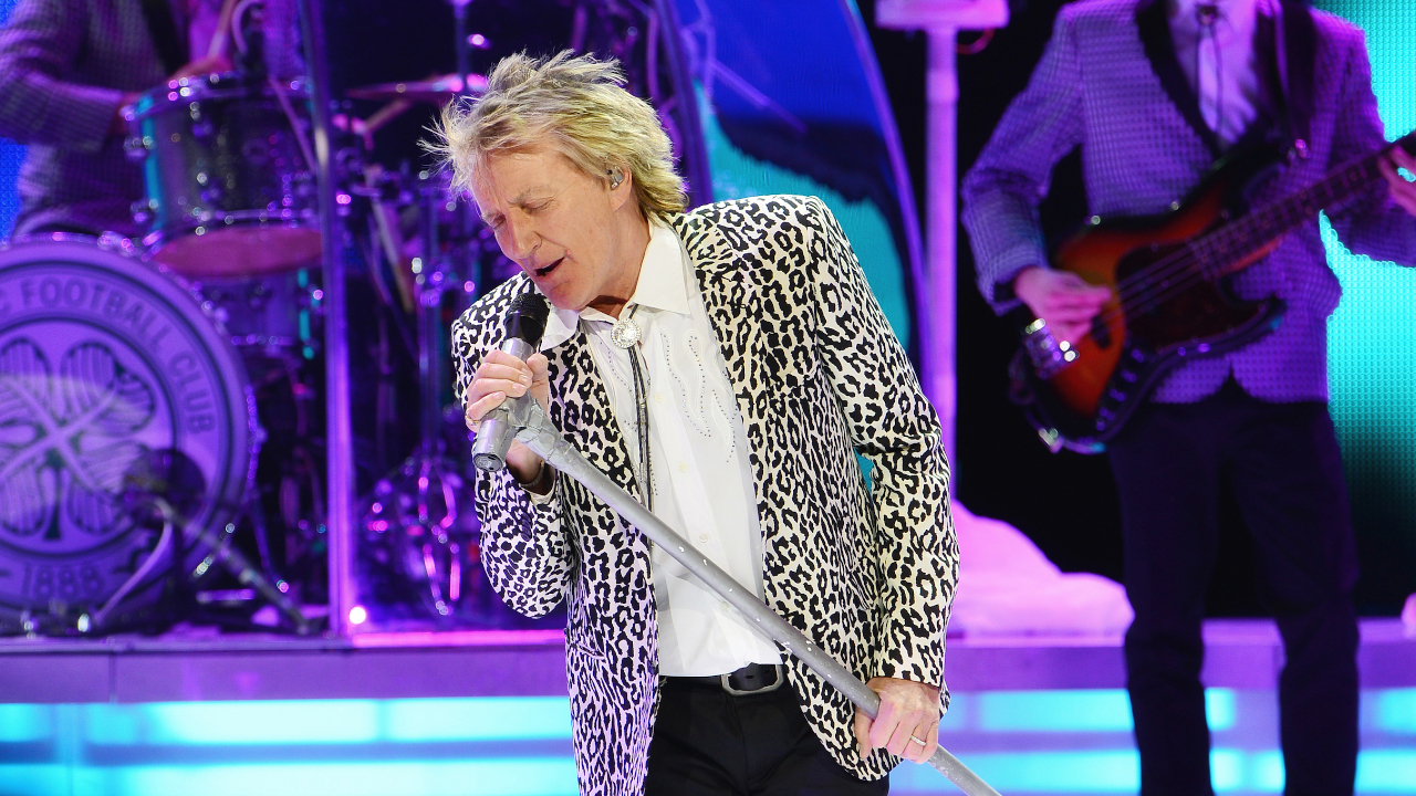 Rod Stewart crooning on stage