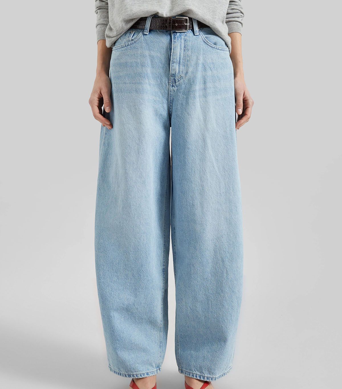 Lucena Barrel-Leg Jeans - Light Wash
