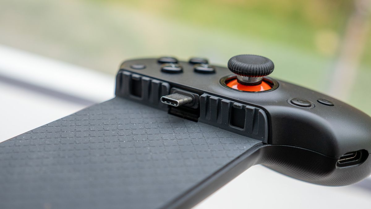 A close look at the buttons, joysticks, and triggers on the Abxylute S9V