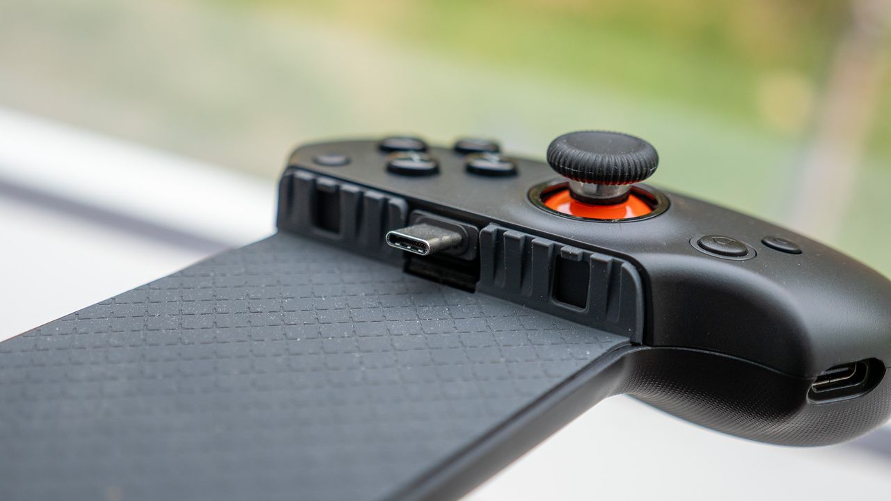 A close look at the buttons, joysticks, and triggers on the Abxylute S9V