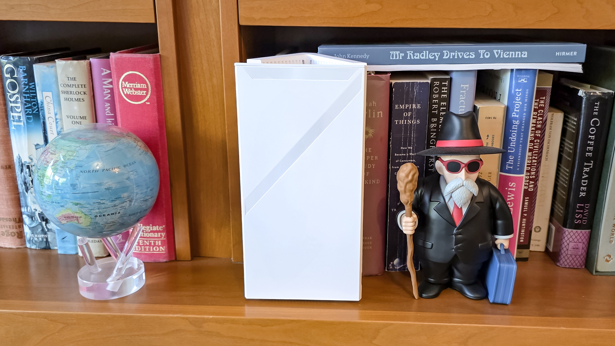 MSI Roamii BE Pro router on a bookshelf