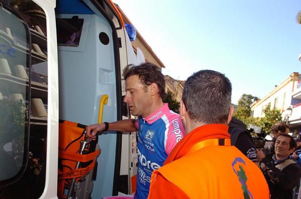 Alessandro Petacchi (Lampre - Farnese Vini) is off to the hospital to assess his injuries.