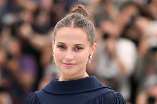 bilingual celebs Alicia vikander