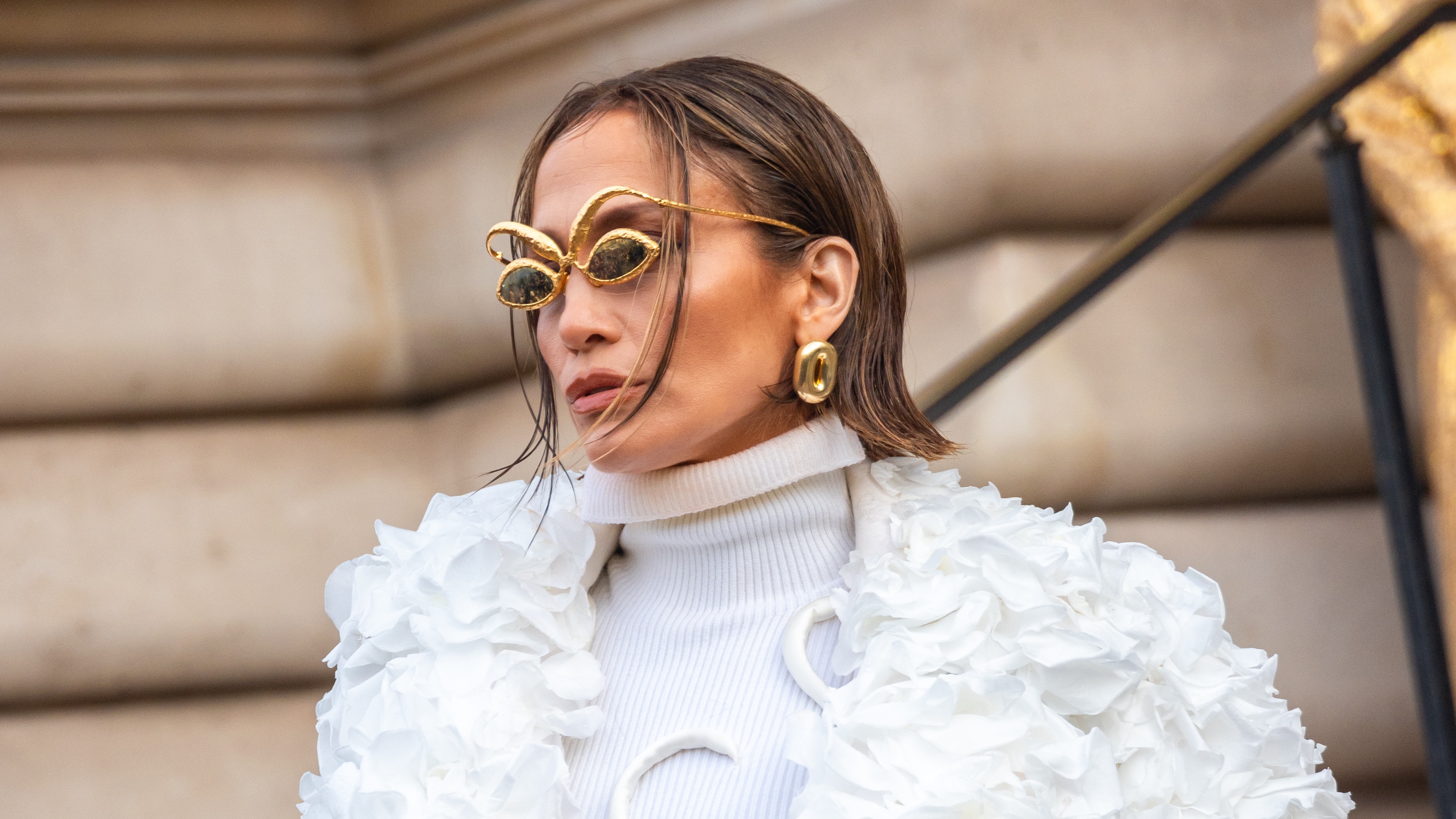 Jennifer Lopez Keeps L'Oreal Paris Elnett Satin Extra Strong Hold Hairspray  In Her Bag