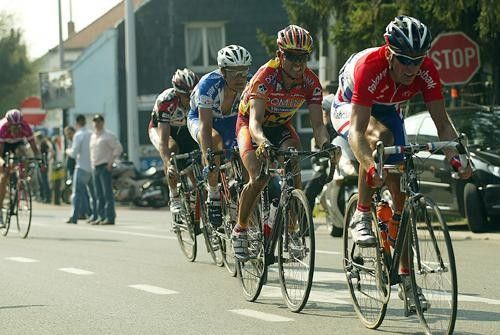 Erik Dekker (Rabobank) leads a chase group several minutes back on the Boonen/Van Petegem group.