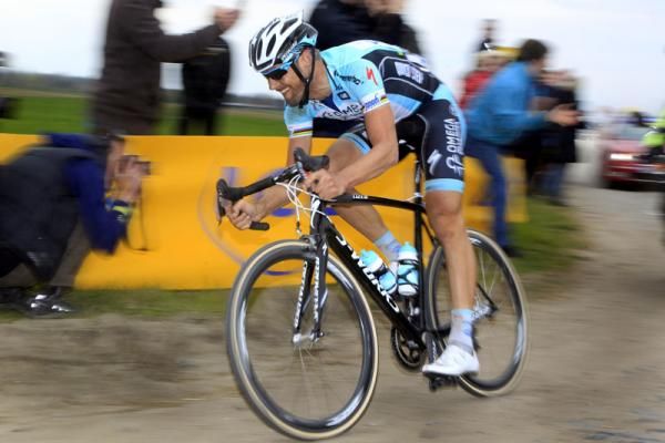 Boonen corners at Paris-Roubaix in the closing stages